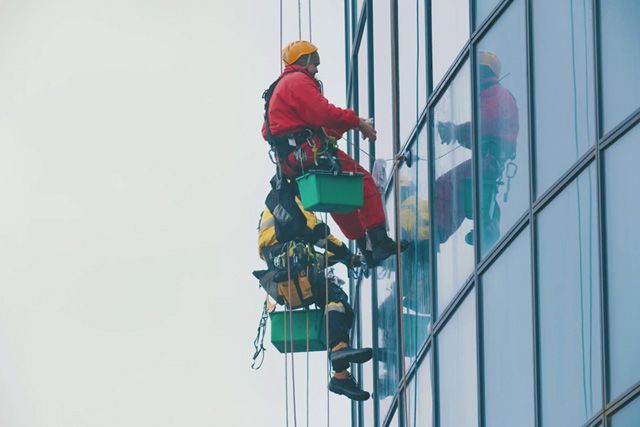 Польза промышленных альпинистов в мытье фасадов